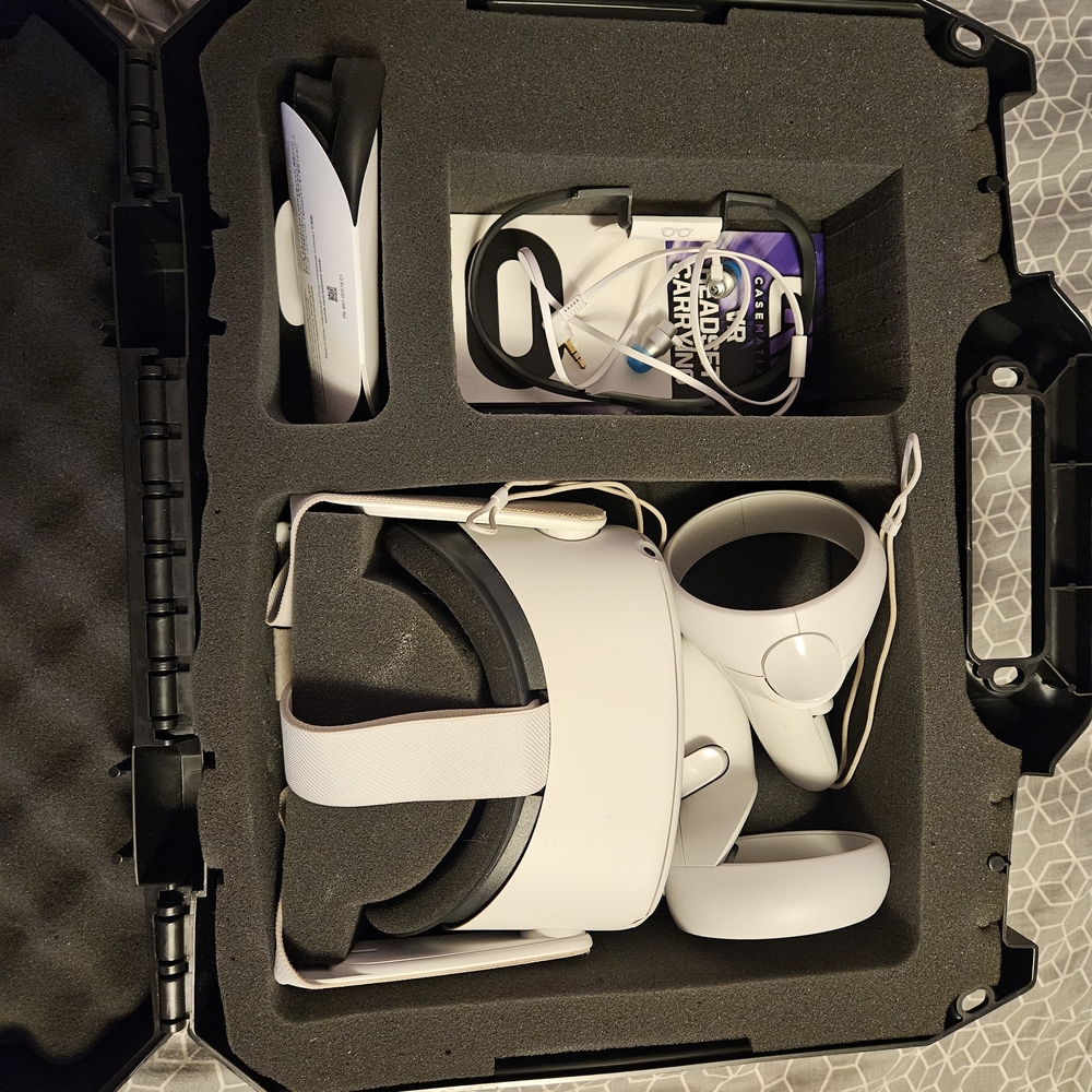 Standalone White VR Headset with Adjustable Straps and Built-in Speakers